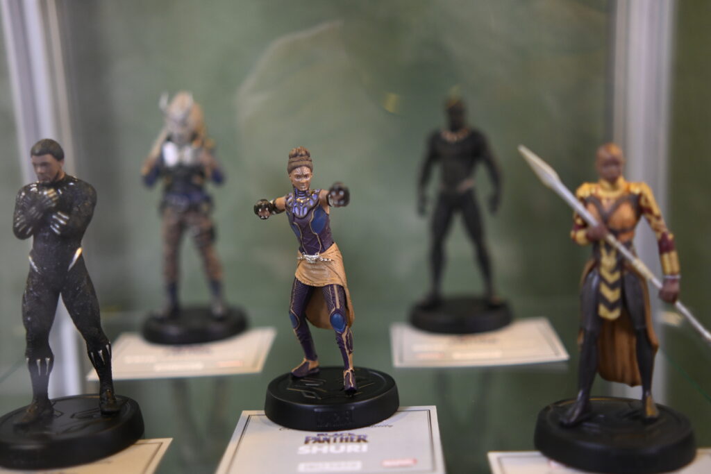 Wystawa figurek w Bibliotece Miejskiej