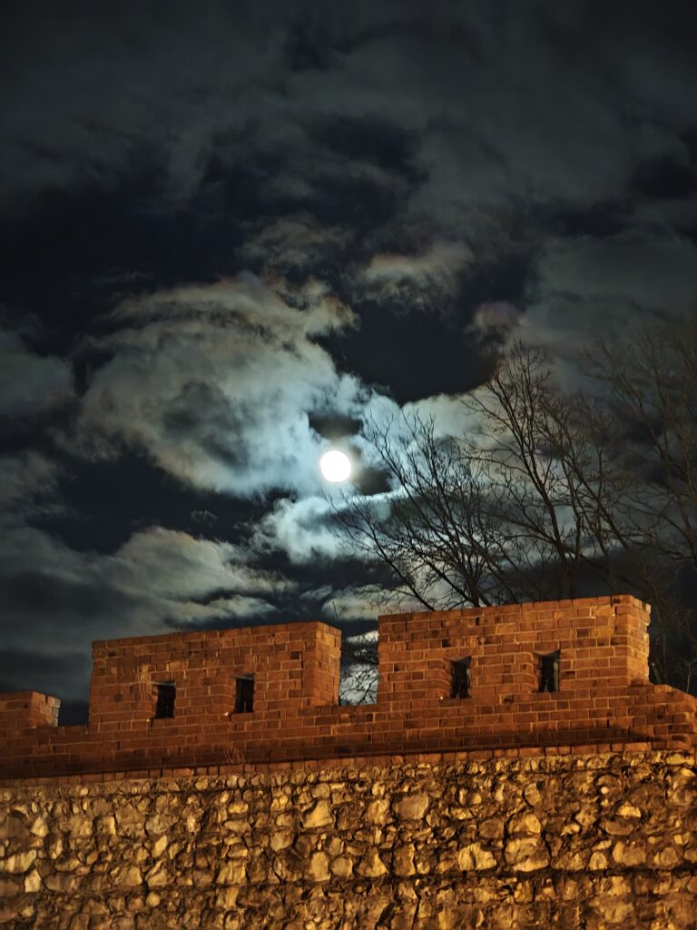 Księżyc nad murami w Wieluniu