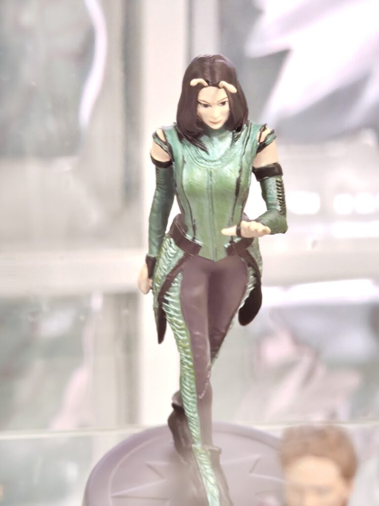 Figurka na wystawie w Bibliotece Miejskiej