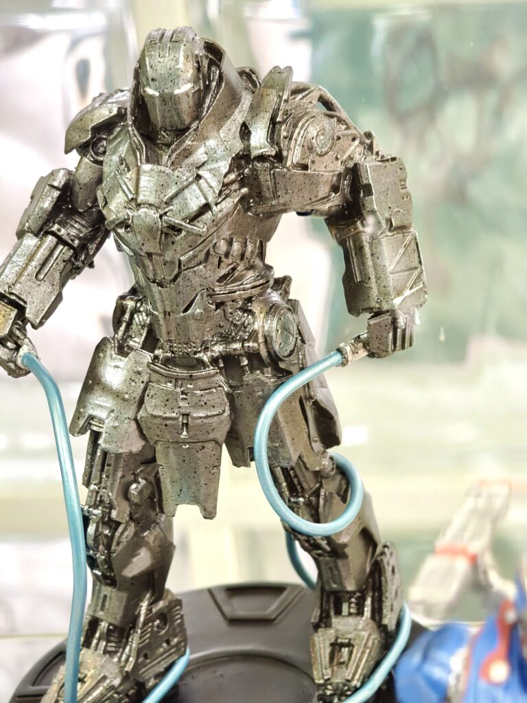 Figurka na wystawie w Bibliotece Miejskiej