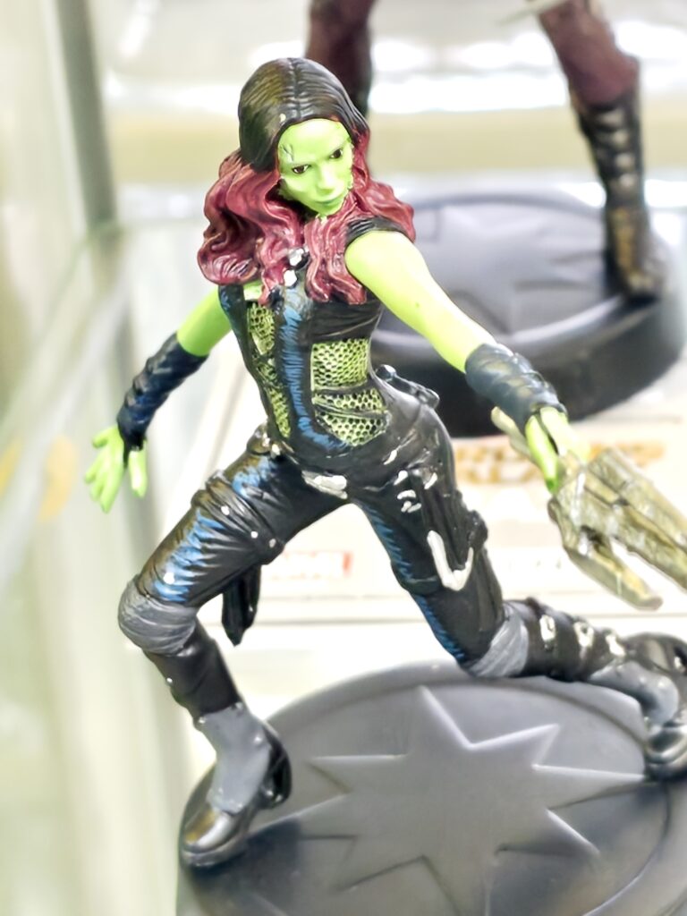 Figurka na wystawie w Bibliotece Miejskiej