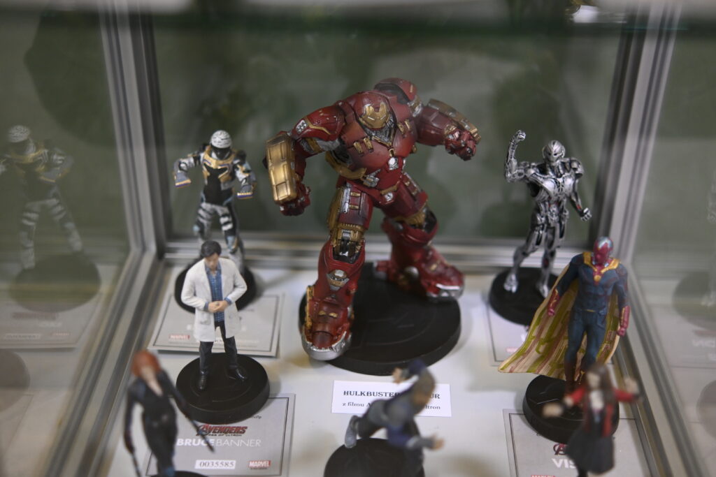 Wystawa figurek w Bibliotece Miejskiej