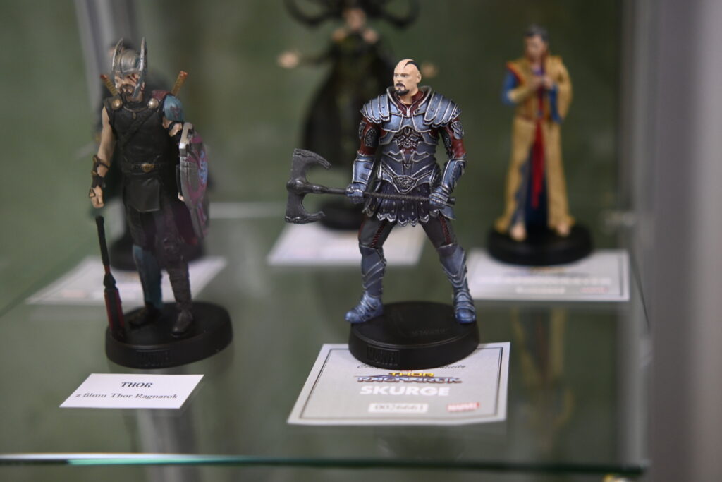 Wystawa figurek w Bibliotece Miejskiej