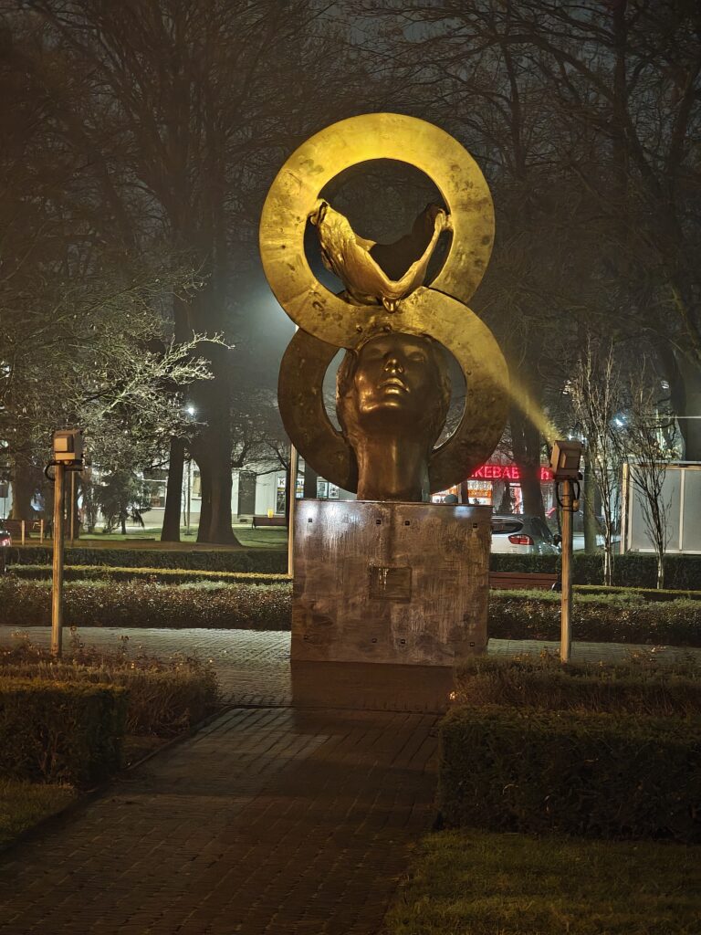 Pomnik w parku wieczorem